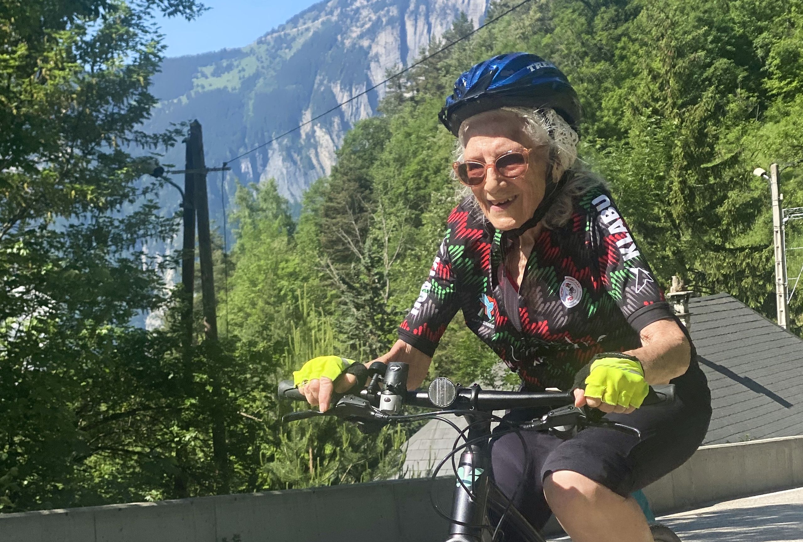 "Arkadaşlarım benim tamamen deli olduğumu düşünüyor" - 84 yaşındaki adam yardım amacıyla Alpe d'Huez'e tırmandı