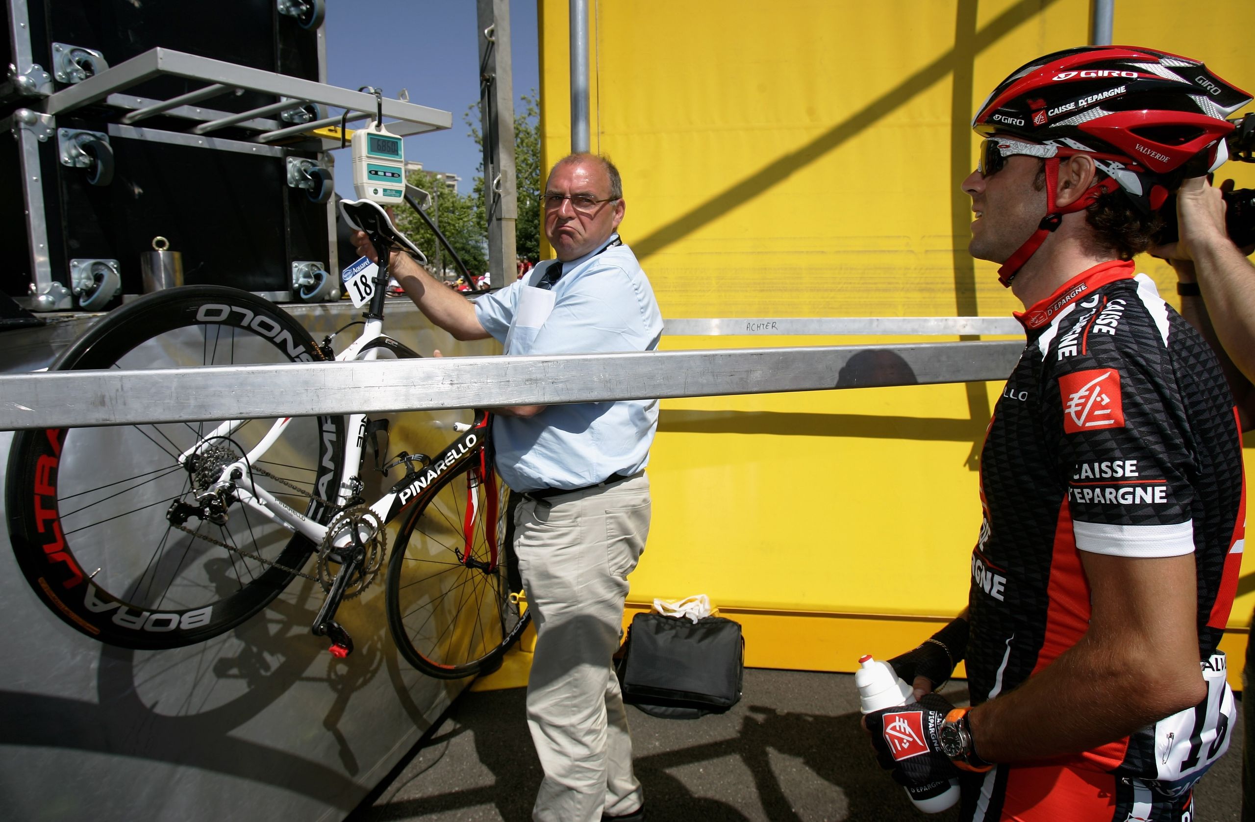 "Artık herkes bu bisikletlerin çok hafif olduğunu biliyor. Sporcunun bunun için bu kadar yüksek bir bedel ödemek zorunda kalması utanç verici: gizli tamirci, kadınlar Giro d'Italia'nın diskalifiye edilmesiyle ilgili
