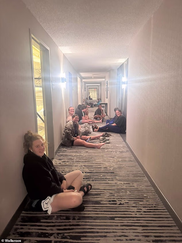 Wallaroo'lar, gece boyunca bölgeyi vuran kasırga nedeniyle Kansas'ta bir otel lobisine sığınırken fotoğraflandı.