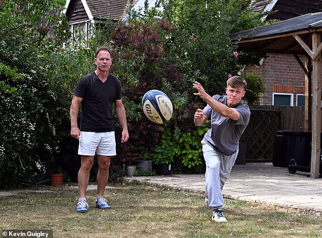Kieran ve Charlie Bracken Londra'nın kuzeyindeki High Barnet'teki evlerinde. Charlie, Saracens ekibinin bir üyesi olarak babasının izinden gidiyor