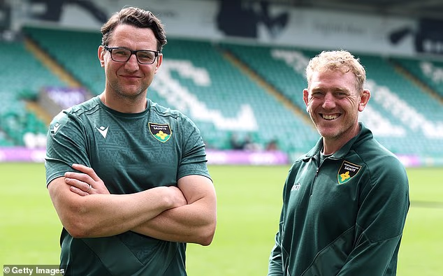 Northampton Saints Rugby Direktörü Phil Dawson (solda) ve Baş Antrenör Sam Vesty, Cumartesi günü Exeter'e karşı oynanacak PREM finalinde Northampton'ın sorumluluğunu üstlenecek.