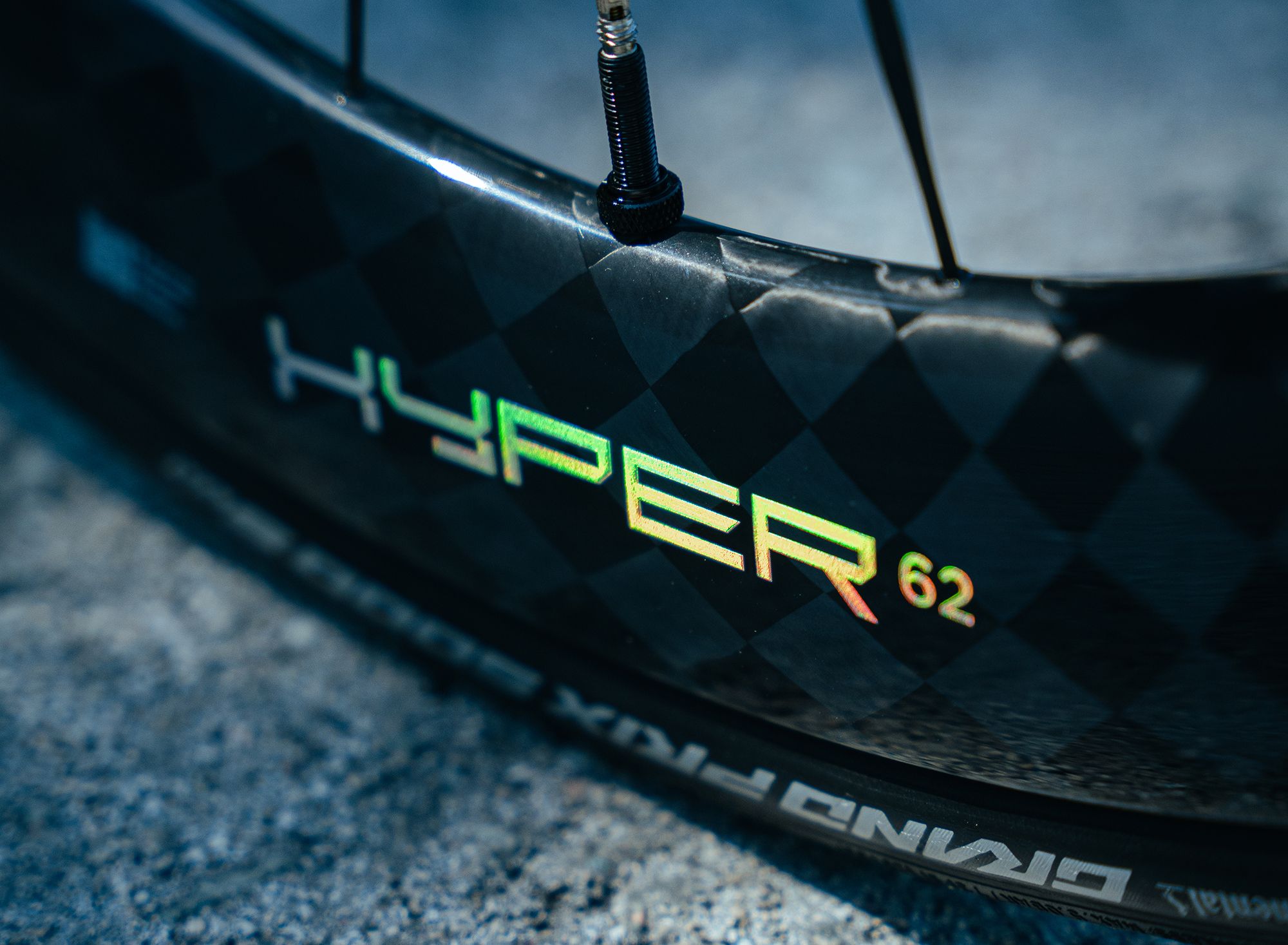 Black Inc, 62 mm derinliğe ve 1.300 gramdan daha hafif olan Hyper 62 jantlarını 4.599 Euro fiyatla piyasaya sürüyor