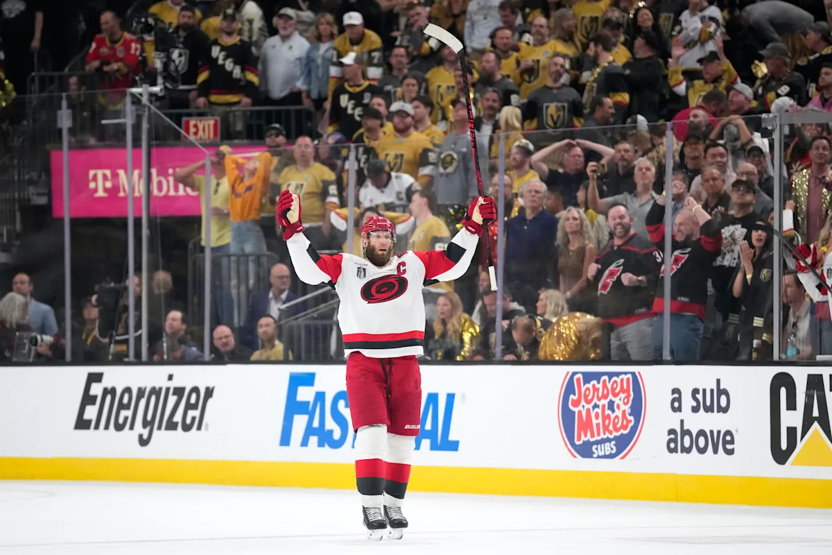 Carolinalı Jordan Staal, Conn Smythe Trophy'yi play-off MVP'si olarak kazandı ve şimdiye kadarki en yaşlı oyuncu 37 yaşındaydı.