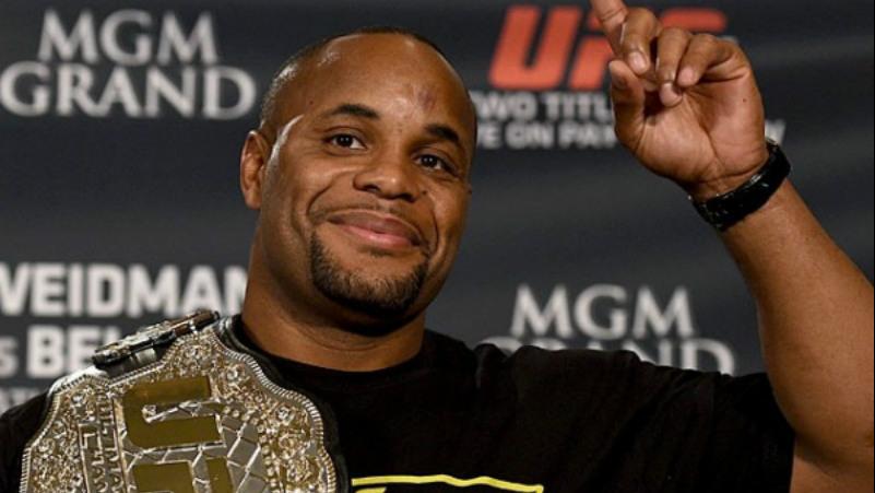 Daniel Cormier, Eric Trump'ın tweet'ini açıklıyor, hacklendiğini söylüyor ve insanların mantıklı düşünmesini istiyor