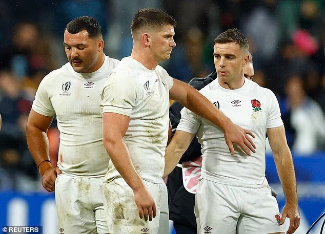 Ellis Genge (solda), İngiltere'nin 2023 Dünya Kupası yarı finalinde Güney Afrika'ya yenilmesinin ardından Owen Farrell ve George Ford ile birlikte üzüldü