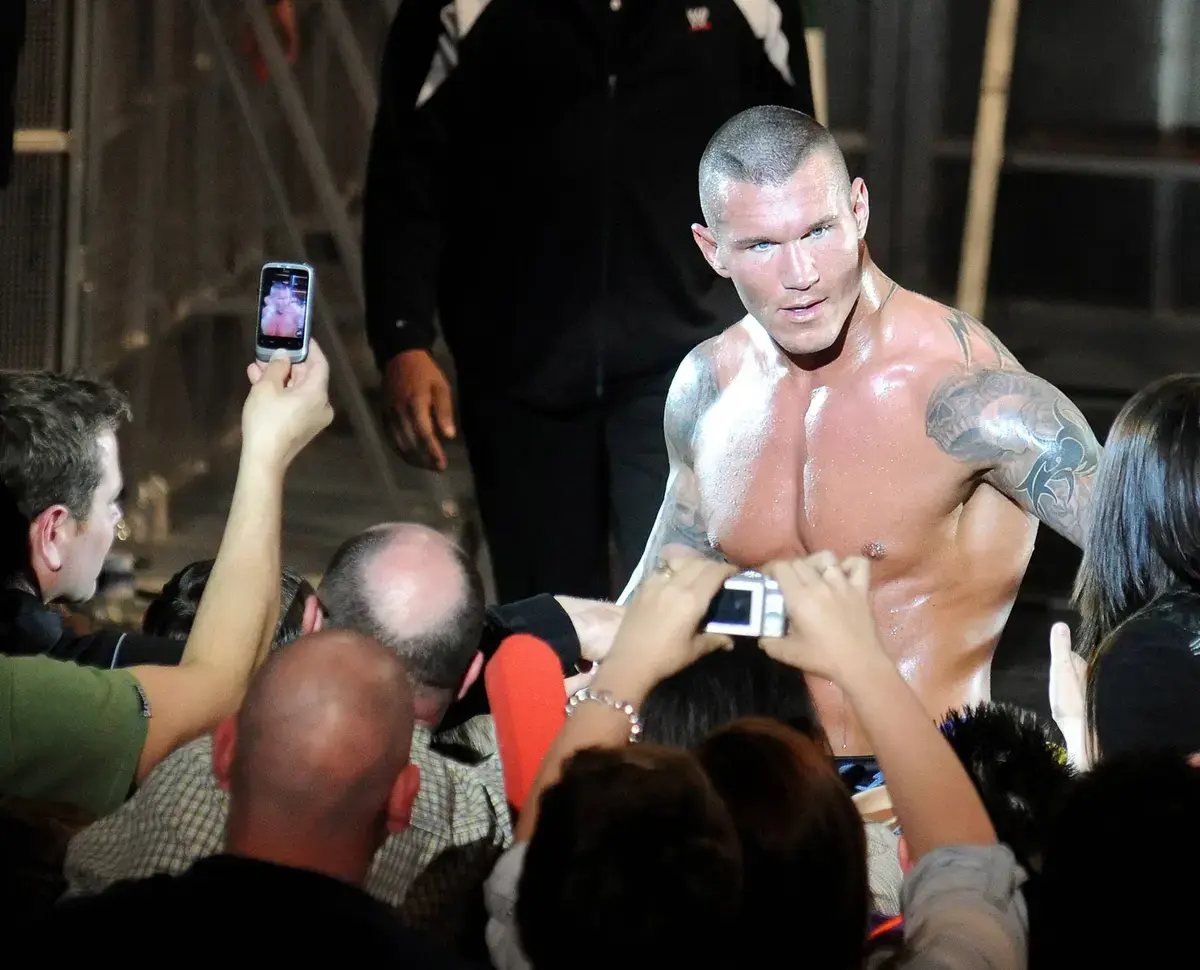 Eski WWE yıldızı, John Cena ve Randy Orton'un kendisini kovmak için birlikte çalıştıklarını, Cena'nın onu hiçbir zaman sevmediğini iddia etti