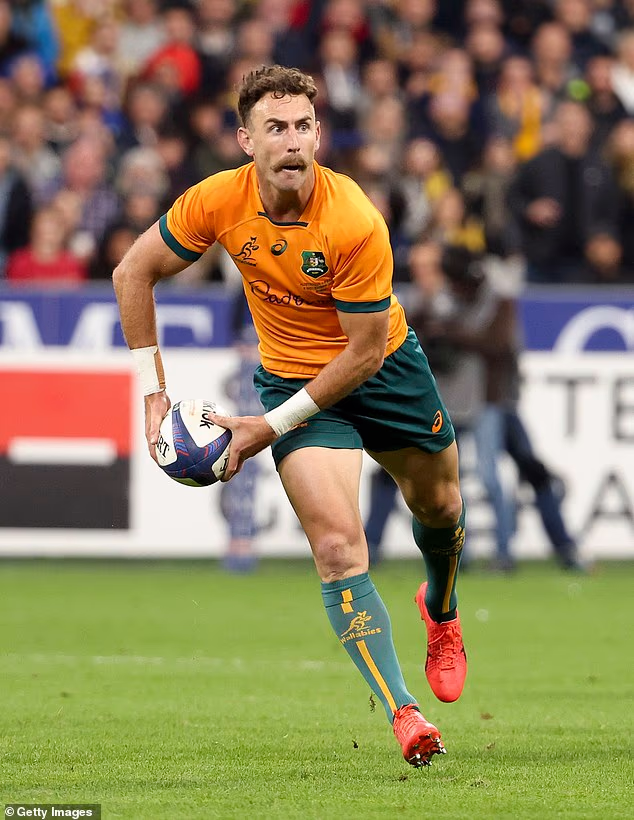 ESKİ Wallabies yıldızı Nick White, ameliyattan sonra hayatı tehdit eden sepsis nedeniyle yaklaşık bir ay hastanede kaldı