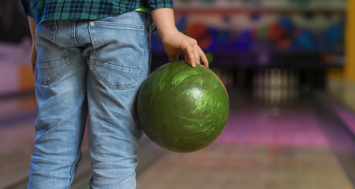 Genç bowling oyuncusunun tarzı inanılmayacak kadar iyi olsa da mükemmel atışlar yapmasına engel değil