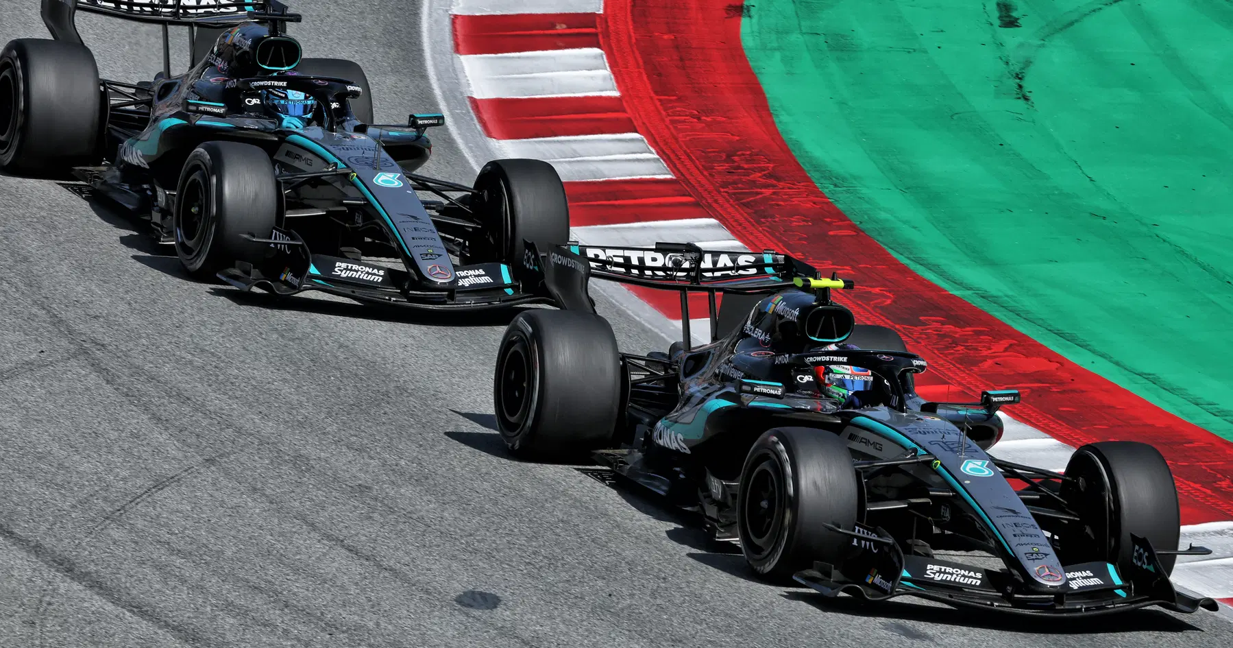 George Russell, Kimi Antonelli tarafından canlı canlı yenildikten sonra "zihinsel olarak dövüldü"