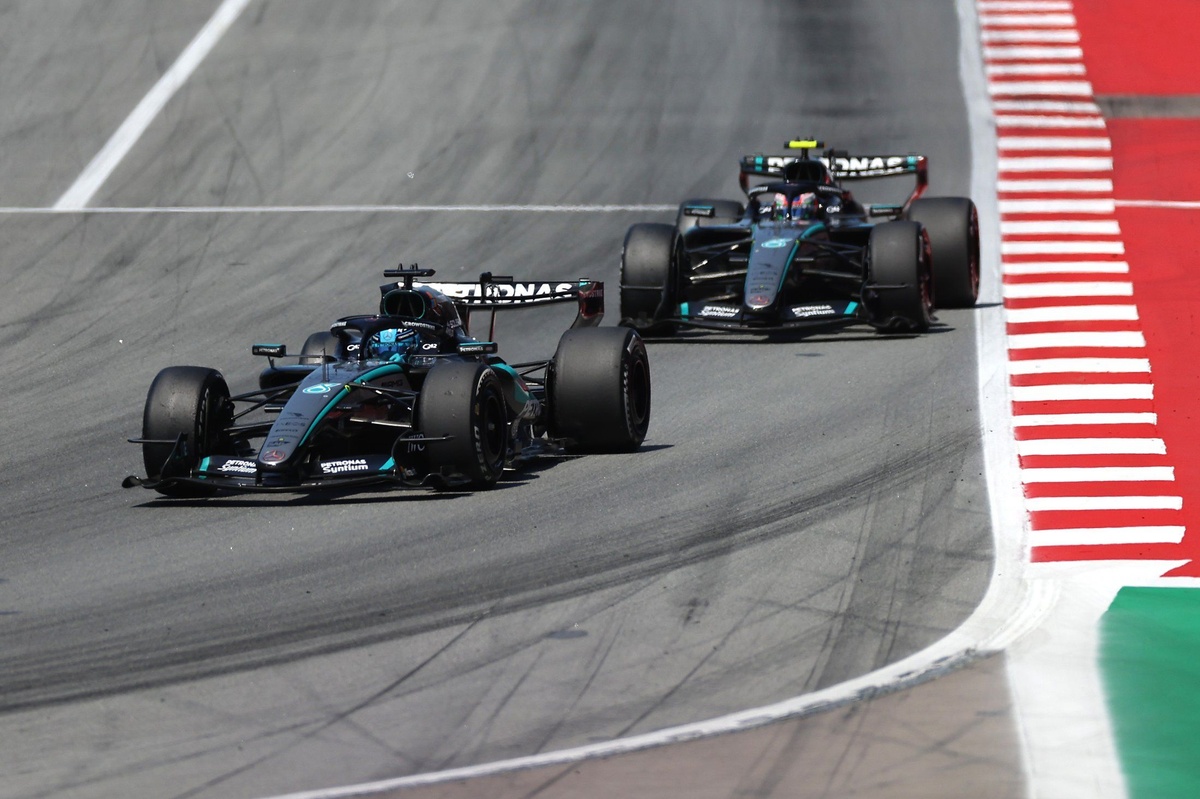 Hamilton peşindeyken Mercedes sürücüleriyle kavga etmeyi bırakacak mı?