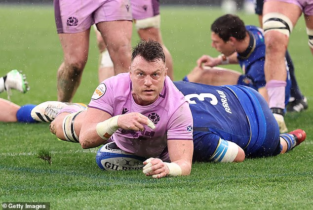 İskoçyalı milli takım oyuncusu Jack Dempsey yaz aylarında Japonya'ya taşınmak için anlaşmaya vardı