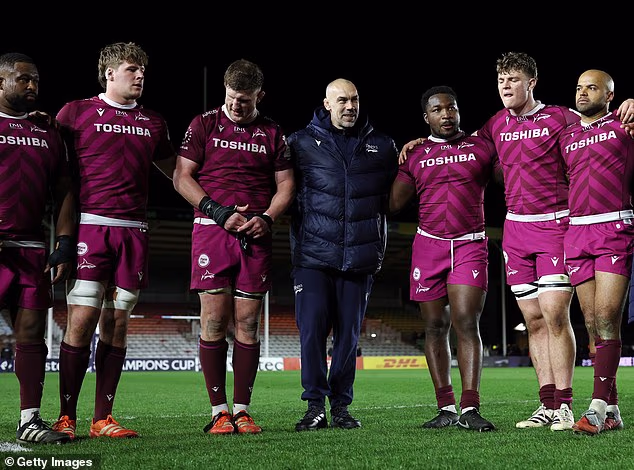 Alex Sanderson (ortada), geçen hafta Şampiyonlar Kupası Son 16 Turunda Harlequins'i mağlup ettikten sonra oyuncularına saygı duruşunda bulunuyor ve Cumartesi günü Leinster deplasmanında büyük bir görev üstleniyor.