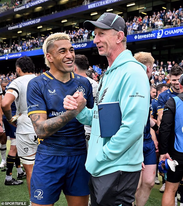 Rahatlama: Leo Cullen, Dublin'de Toulon'a karşı kazandığı az farkla galibiyetin ardından Rico Ioane ile kutlama yapıyor