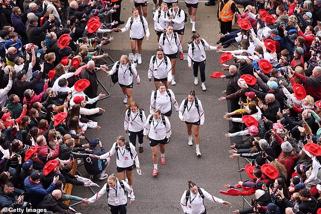 Taraftarlar Cumartesi günü İngiltere Kadınlar takımının Twickenham'daki maçını izlemek için akın etti. 77.120 kişilik bir kalabalık vardı; bu, Altı Kadın Ulusu tarihindeki en büyük kalabalıktı.