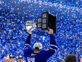 Toronto Marlies kaptanı Logan Shaw Calder Trophy'yi kaldırdı