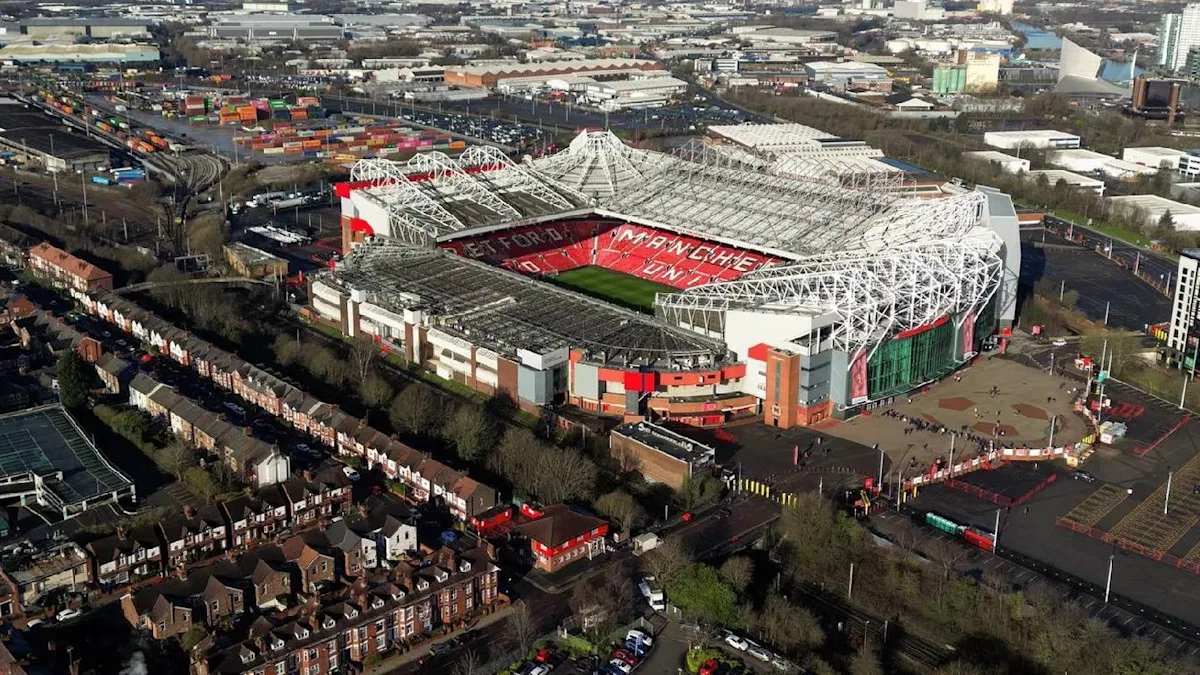 Manchester United, 100.000 koltuk kapasiteli yeni bir stadyum inşa etmek için 25 dönüm arazi aldı