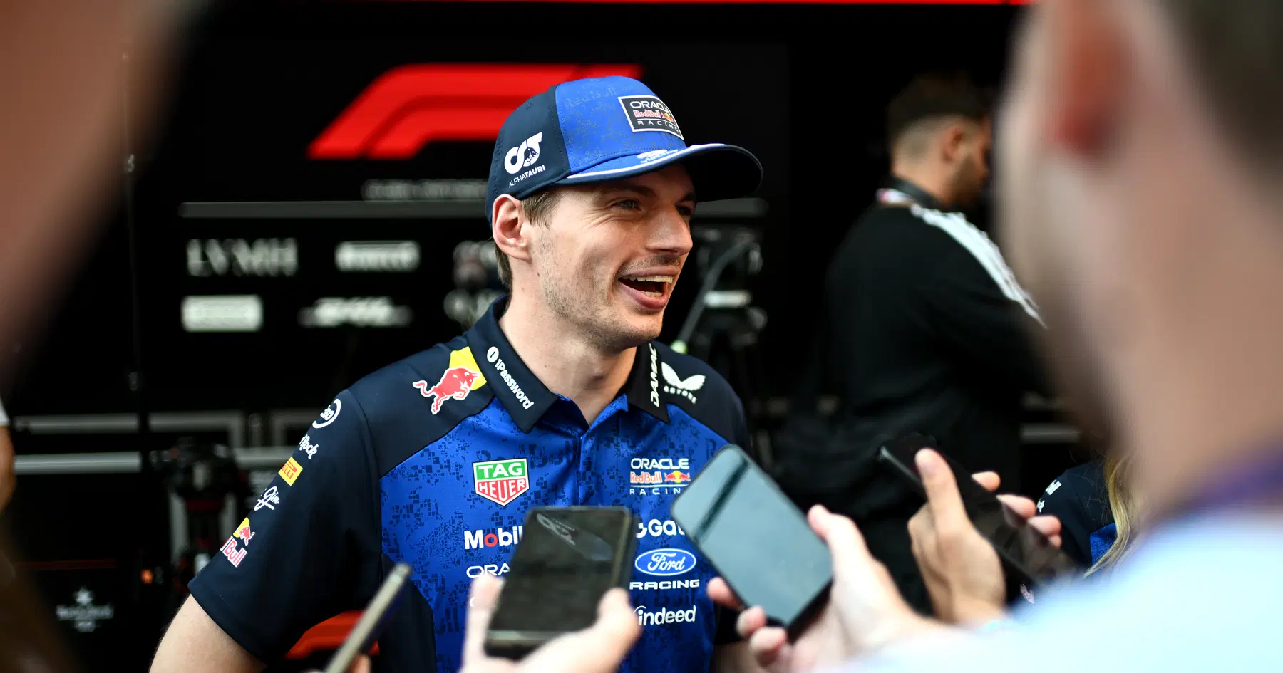 Max Verstappen, Lewis Hamilton'ın Ferrari'yi 'derinlere dalmaya' çağırması karşısında şaşkına döndü - RacingNews365 incelemesi
