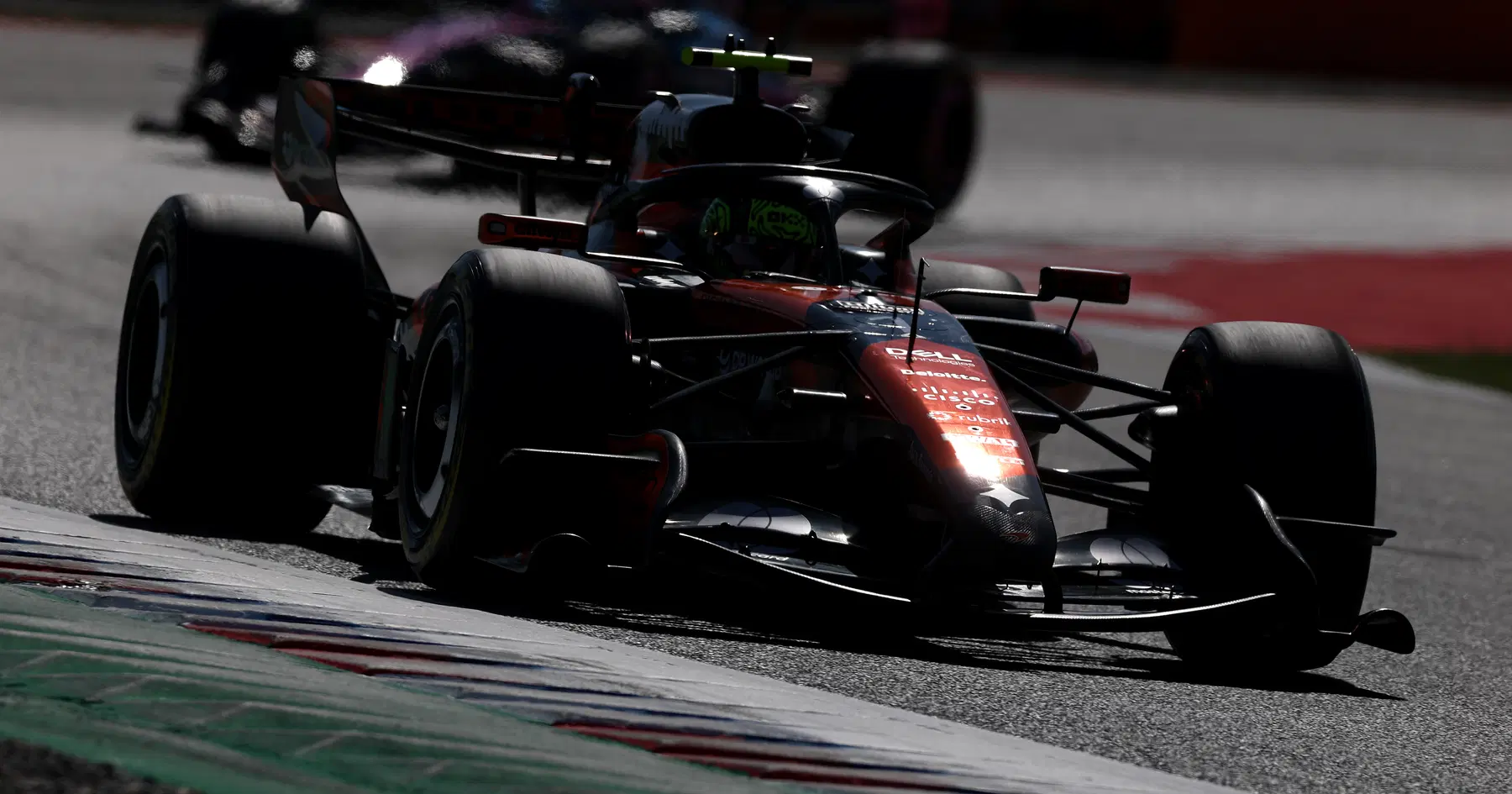 McLaren, Barcelona'nın 2. antrenman seansında yenilenen hızıyla mücadele ederken, Lewis Hamilton zor durumda