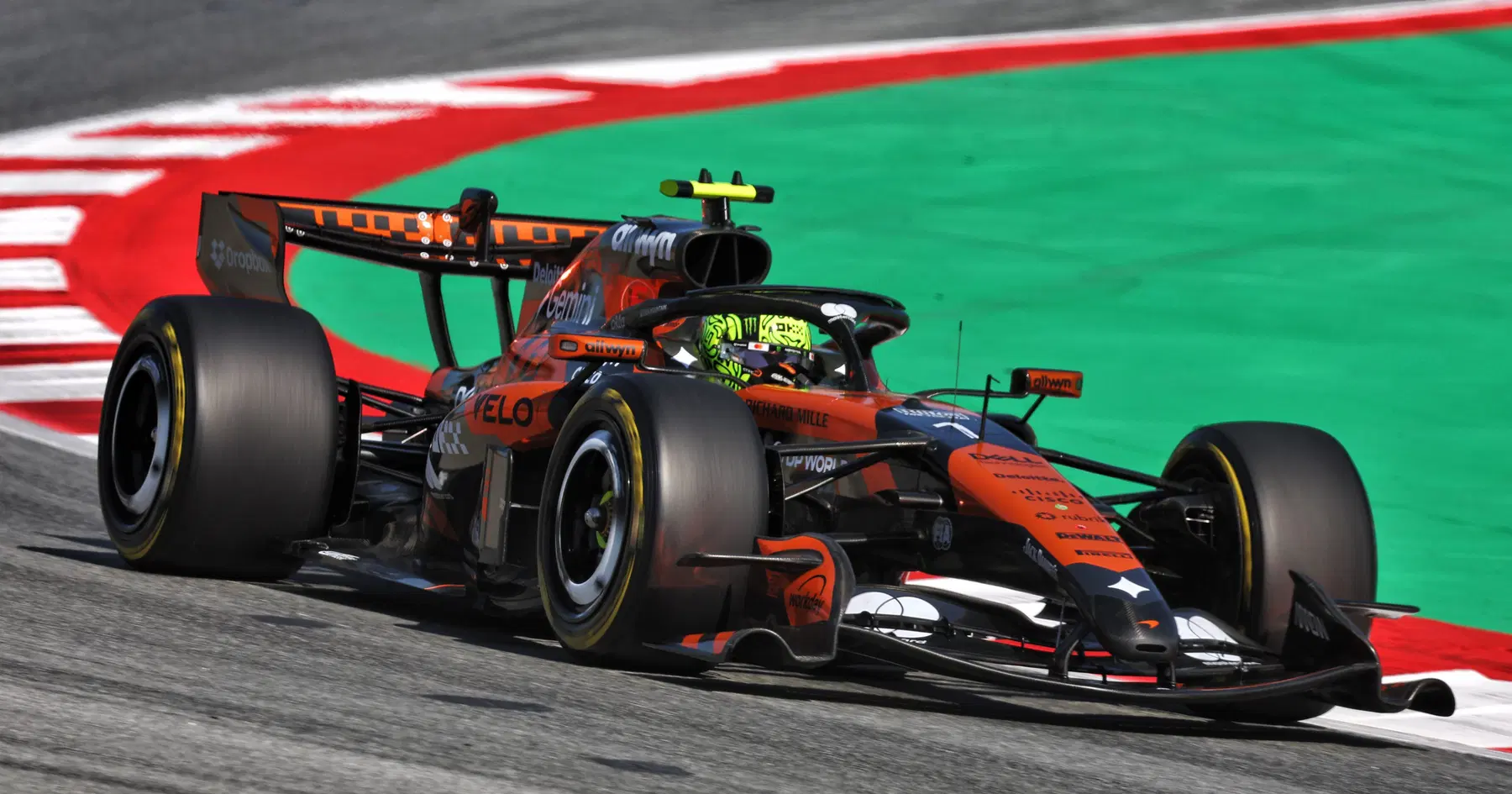 McLaren, Mercedes ilişkisinin F1 2026'da dezavantaj haline geldiğini kabul etti