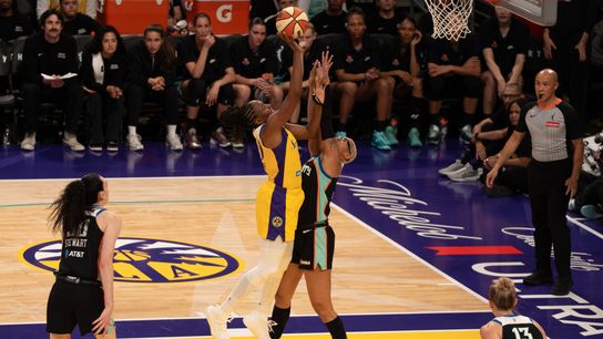 Ogwumike, Liberty'ye karşı 30. sezonun yıldönümü maçında düdük sesiyle Sparks adına bu ödülü kazandı