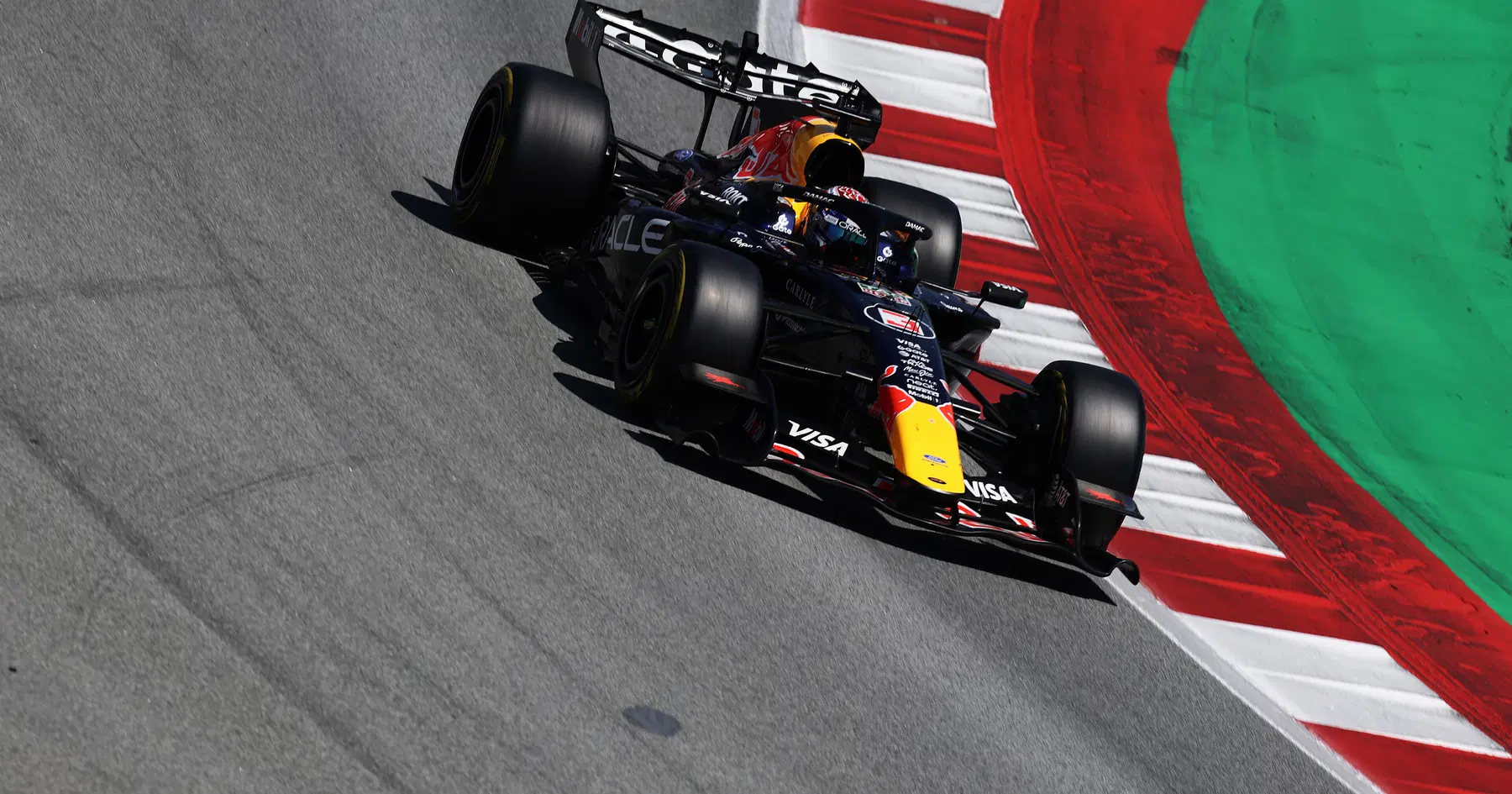 Red Bull, Max Verstappen'in hayal kırıklığını sürdürmesi nedeniyle içeride "mücadele" ettiğini iddia etti