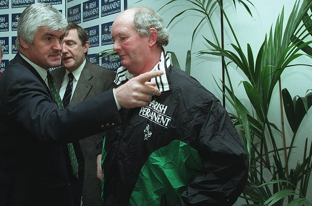Kargaşa: İrlandalı teknik direktör Brian Ashton (sağda), 1997'de takım menajeri Pat Whelan ile birlikte