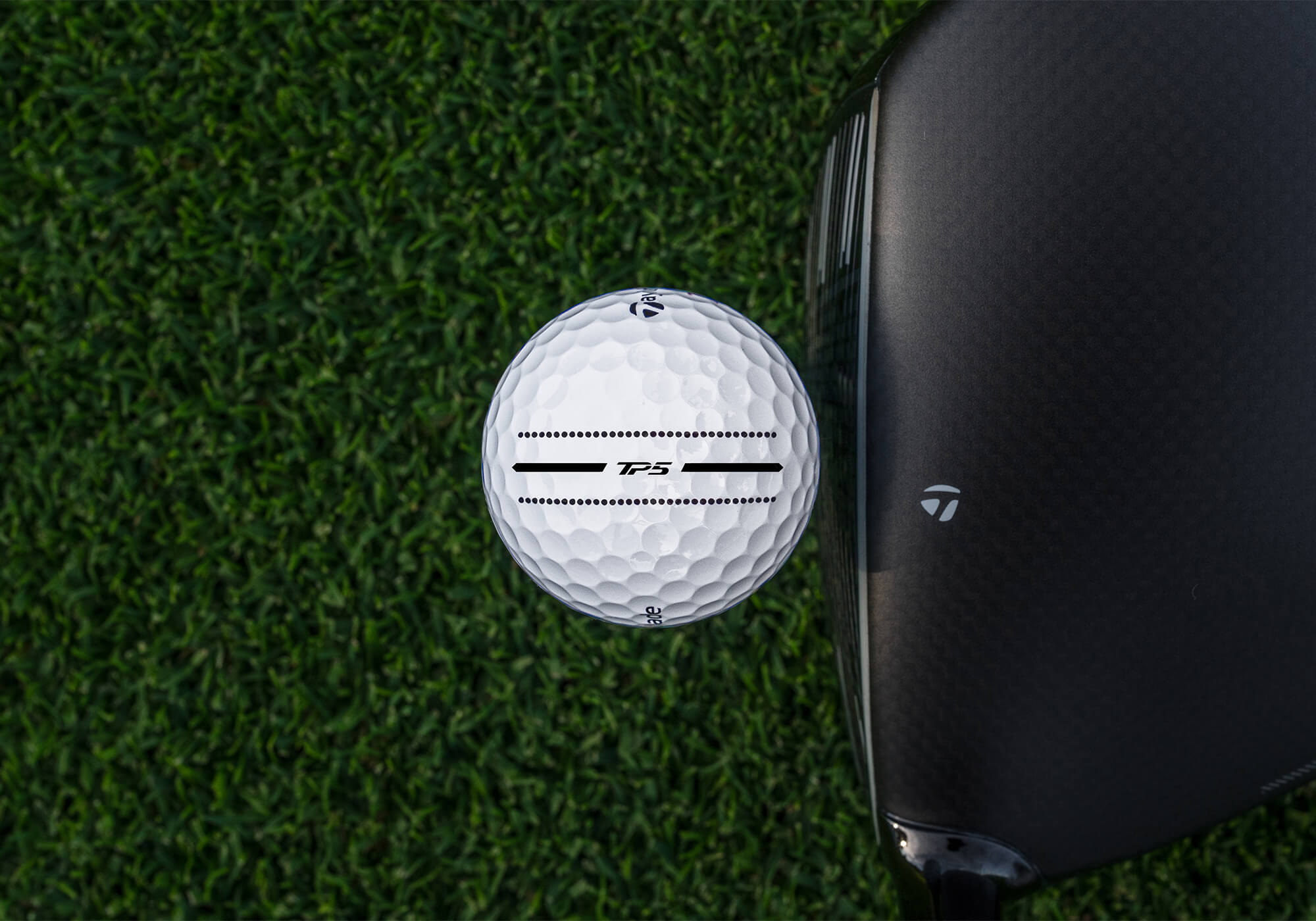 Sürücü yüzünde TaylorMade TP5 performans bandı.