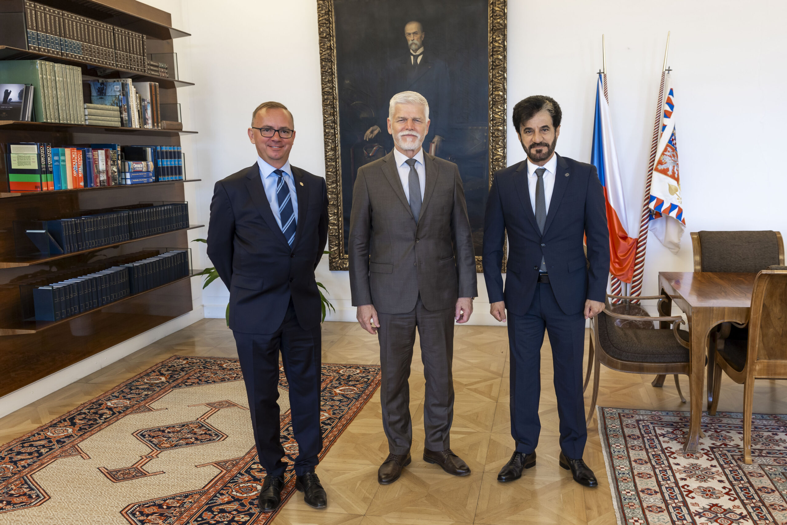 Uluslararası Otomobil Federasyonu Başkanı Ekselansları Muhammed bin Sulayem, Prag'da Çek Cumhuriyeti Cumhurbaşkanı, Başbakan ve hükümet liderleriyle bir araya geldi