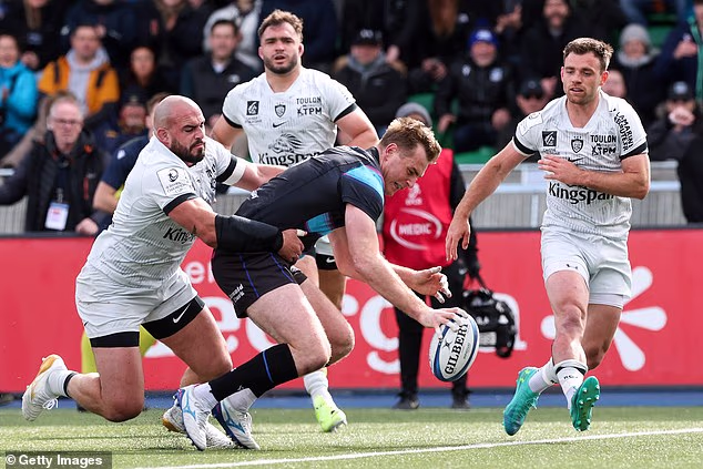 Glasgow Warriors'tan Stafford McDowall, takımının Toulon'a karşı ilk denemesini yaptı