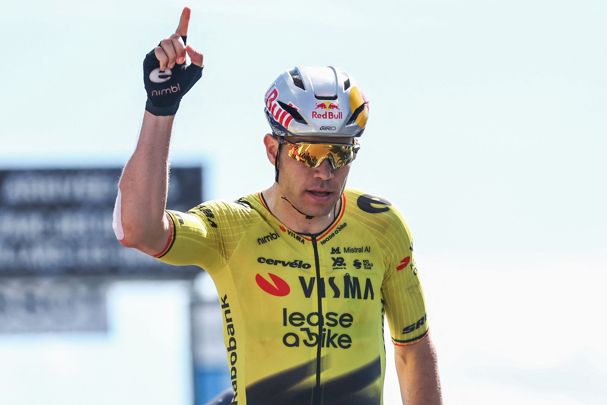 Wout van Aert sepsis geliştirmiş olabilir ve etkilenen dirseğini çıkarmak için ameliyat olmuş olabilir, bu da onu Tour de France'ın dışında bırakmıştı.