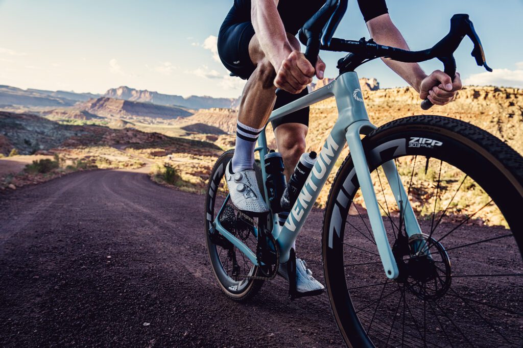 Zipp 303 XPLR S vs SW – Macera ve yarış için hangi çakıl tekerlek seti hakim?