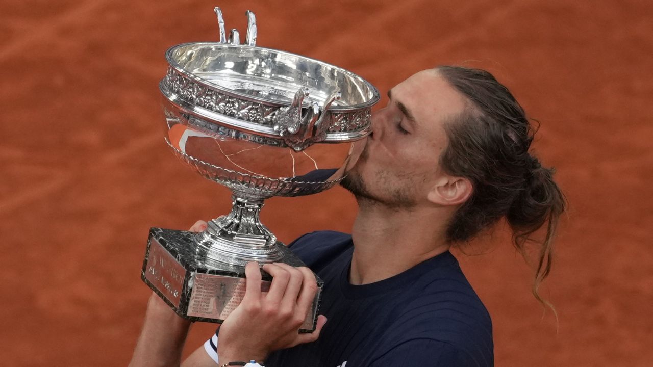 Zverev, Coppoli'yi yenerek ilk büyük şampiyonluğu olan Fransa Açık'ı kazandı
